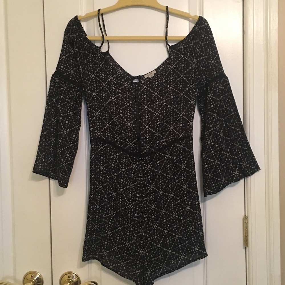 Shoulder Cut-Out Aztec Pattern Romper - Picture 3 of 7